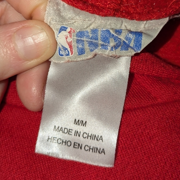 NBA Women's Red cropped long sleeve Chicago Bulls cropped hoodie. EUC. SIZE M - Picture 7 of 8